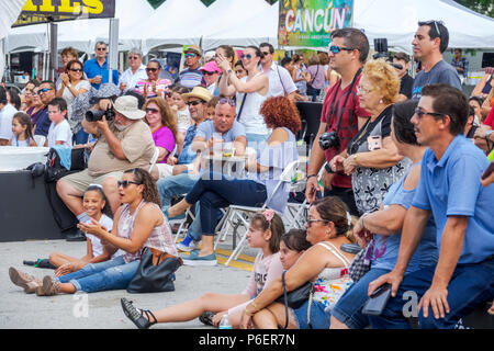 Florida, Coral Gables, Hispanic Cultural Festival, lateinamerikanische Veranstaltung, Performance, Publikum, Hispanic Latino ethnische Einwanderer Minderheit, ein Stockfoto