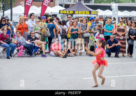 Florida,Coral Gables,Hispanic Cultural Festival,lateinamerikanische Veranstaltung,Tanzgruppe,Performer,Tanzen,Publikum,Hispanic Latin Latino Ethnic im Stockfoto