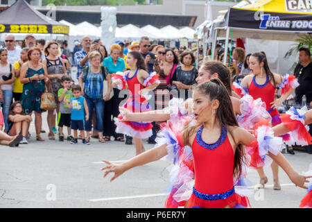 Florida,Coral Gables,Hispanic Cultural Festival,lateinamerikanische Veranstaltung,Tanzgruppe,Tänzer Performer,Tanzen,Publikum,Hispanic Latin Latino et Stockfoto