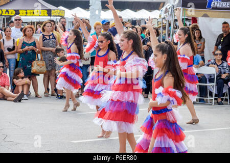 Florida, Coral Gables, Hispanic Cultural Festival, lateinamerikanische Tanzgruppe, Tänzerin Performer, Tanz, Publikum, hispanische Mädchen, weibliches Kind Stockfoto