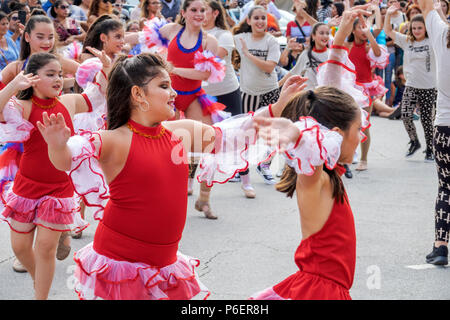 Florida,Coral Gables,Hispanic Cultural Festival,lateinamerikanische Veranstaltung,Tanzgruppe,Tänzer Performer,Tanzen,Publikum,Hispanic Latin Latino et Stockfoto