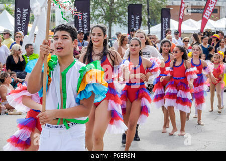 Florida,Coral Gables,Hispanic Cultural Festival,lateinamerikanische Veranstaltung,Tanzgruppe,Tänzer Performer,Tanzen,Publikum,Hispanic Latin Latino et Stockfoto