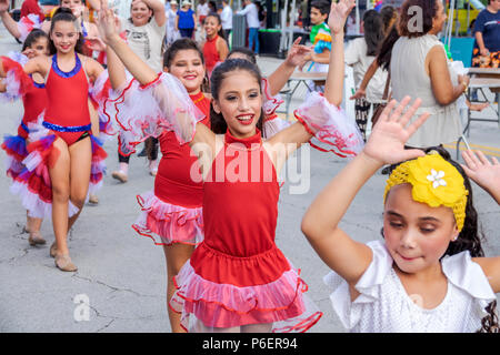 Florida,Coral Gables,Hispanic Cultural Festival,lateinamerikanische Veranstaltung,Tanzgruppe,Tänzer Performer,Tanzen,Publikum,Hispanic Latin Latino et Stockfoto