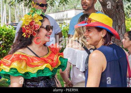 Florida,Coral Gables,Hispanic Cultural Festival,Lateinamerikanische Veranstaltung,Tänzer Performer,kolumbianische typische Kostüme,Baile del Garabato,Barranquilla Carniv Stockfoto