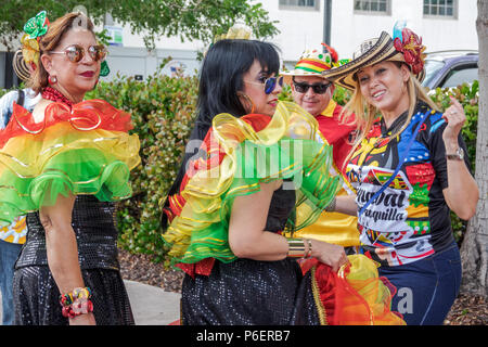 Florida,Coral Gables,Hispanic Cultural Festival,Lateinamerikanische Veranstaltung,Tänzer Performer,kolumbianische typische Kostüme,Baile del Garabato,Barranquilla Carniv Stockfoto