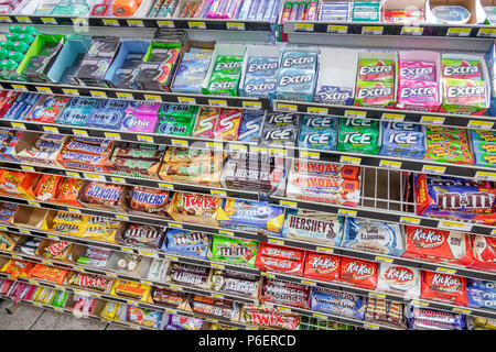 Miami Florida, 24-Stunden-Geschäft, Süßigkeiten Junk-Food-Snacks Schokoladen-Bars, Hershey M&M GUM KitKat Display Verkauf Regal Regale Stockfoto