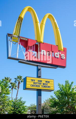 Winter Park Florida, McDonald's, Fast Food, Restaurants, Restaurants, Restaurants, Cafés, nach dem Sturm Irma, Windschaden, Schild mit goldenen Bögen, FL171028023 Stockfoto