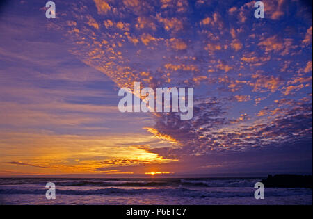 Dramatischer Sonnenuntergang über dem Pazifischen Ozean entlang der südlichen Küste von Oregon Stockfoto