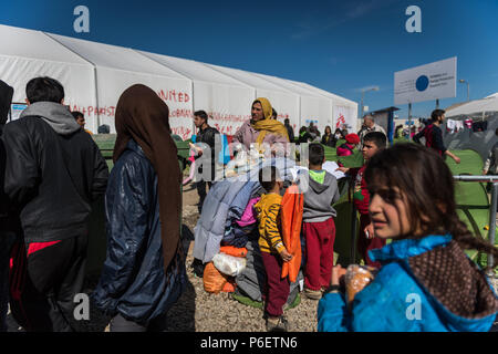 Alltag von Flüchtlingen, Menschen warten in der Warteschlange für eine Verteilung von Nahrungsmitteln und Kleidung an die provisorischen Lager der Greek-Macedonian Grenze in der Nähe von t Stockfoto