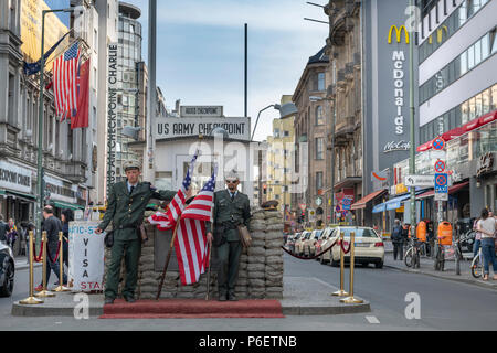 Während des 'Kalten Krieges' der Checkpoint Charlie war einer der bekanntesten Grenzübergänge in der Welt werden. Heutzutage ist es eine große Touristenattraktion in Stockfoto