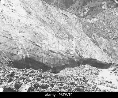 . Englisch: CO2-Fluss, der Fuß des Carbon Glacier, Mount Rainier, 18. Juli 1897. Englisch: Jetzt in Mount Rainier National Park, der 1899 gegründet wurde. PH-Coll 35.25 Themen (LCTGM): Gletscher - Washington (State) - Mount Rainier,; Berge - Washington (State); Flüsse - Washington (State) Themen (LCSH): Carbon Glacier (Washington); Rainier, Mount (Wash.); CO2-Fluss (Washington). 18. Juli 1897 9 CO2-Fluss, der Fuß des Carbon Glacier, Mount Rainier, Juli 18, 1897 (75) SARVANT Stockfoto