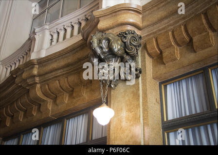 Detail der Drache Bronze Lampe an der Eingangshalle inspiriert, in der Hölle der Palacio Barolo Barolo (Palast) - Buenos Aires, Argentinien Stockfoto