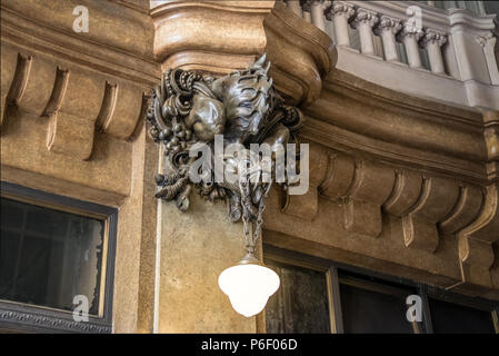 Detail der Drache Bronze Lampe an der Eingangshalle inspiriert, in der Hölle der Palacio Barolo Barolo (Palast) - Buenos Aires, Argentinien Stockfoto