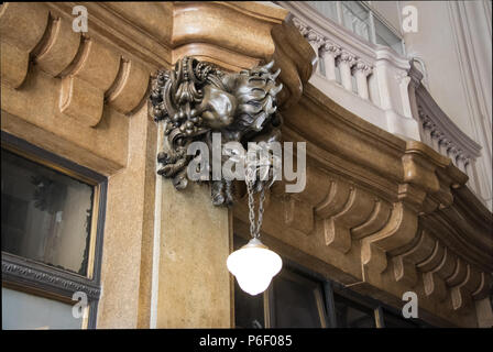 Detail der Drache Bronze Lampe an der Eingangshalle inspiriert, in der Hölle der Palacio Barolo Barolo (Palast) - Buenos Aires, Argentinien Stockfoto