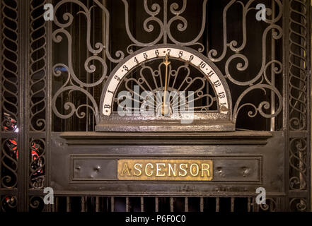 Detail des alten Aufzug im Palacio Barolo Barolo (Palast) Innenraum - Buenos Aires, Argentinien Stockfoto