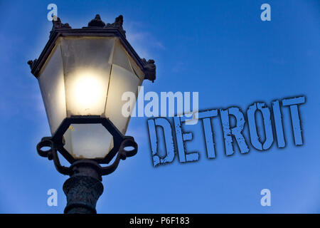 Text sign Detroit angezeigt. Konzeptionelle foto Stadt in den Vereinigten Staaten von Amerika, die Hauptstadt der Michigan Motown Licht post blue sky Ideen erleuchten einfügen Stockfoto