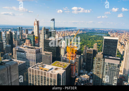 New York, USA. 8-24-17: New York Skyline am Abend. Stockfoto