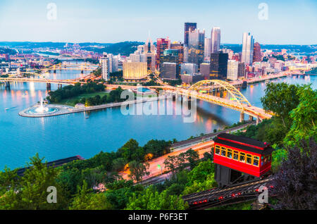 Pittsburgh, Pennsylvania, USA. 2017-08-20, schöne Pittsburgh bei Dämmerung. Stockfoto