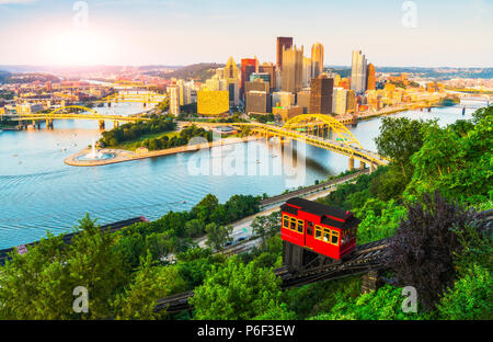 Pittsburgh, Pennsylvania, USA. 2017-08-20, schöne Pittsburgh bei Sonnenuntergang. Stockfoto