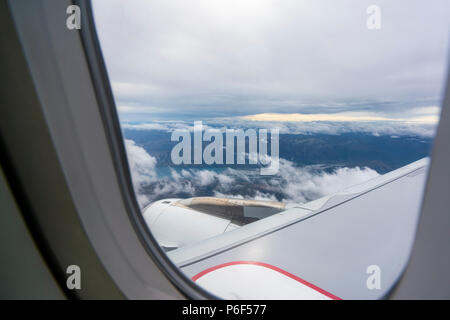 Neuseeland - Januar 16, 2018: In der Luft durch Fenster mit Flügel, Motor und Berge im Hintergrund Stockfoto