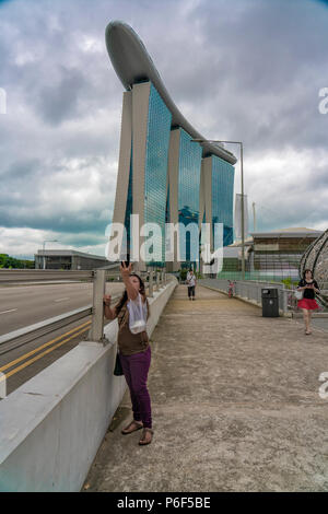 Singapur - 24. Februar 2018: asiatische Frau unter selfie mit Marina Bay Sands. Marina Bay Sands ist eine integrierte Resort liegt an der Marina Bay in Singap Stockfoto