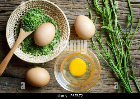 Ei und acacia Pennata für Omelett zubereiten, kochen Thai Küche - fordert, dass Cha-om-Omelett Stockfoto