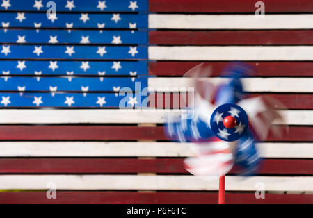 Pinwheel oder WHIRLIGIG vor US Flag Stockfoto