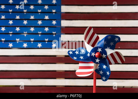 Pinwheel oder WHIRLIGIG vor US Flag Stockfoto