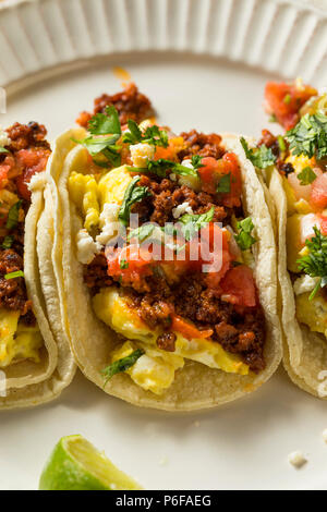 Hausgemachte Chorizo Frühstück Tacos mit PIco und Koriander Stockfoto