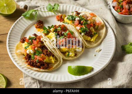 Hausgemachte Chorizo Frühstück Tacos mit PIco und Koriander Stockfoto