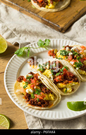 Hausgemachte Chorizo Frühstück Tacos mit PIco und Koriander Stockfoto