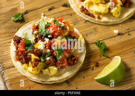 Hausgemachte Chorizo Frühstück Tacos mit PIco und Koriander Stockfoto