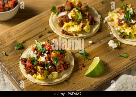 Hausgemachte Chorizo Frühstück Tacos mit PIco und Koriander Stockfoto