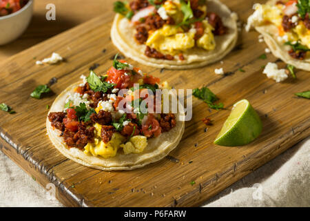 Hausgemachte Chorizo Frühstück Tacos mit PIco und Koriander Stockfoto