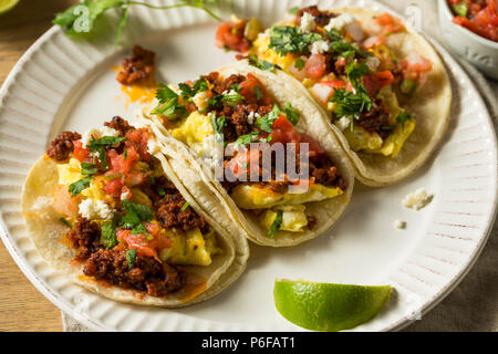 Hausgemachte Chorizo Frühstück Tacos mit PIco und Koriander Stockfoto