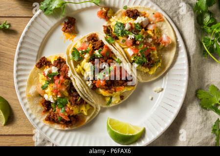 Hausgemachte Chorizo Frühstück Tacos mit PIco und Koriander Stockfoto