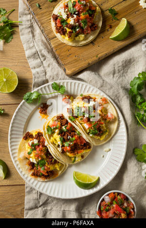 Hausgemachte Chorizo Frühstück Tacos mit PIco und Koriander Stockfoto