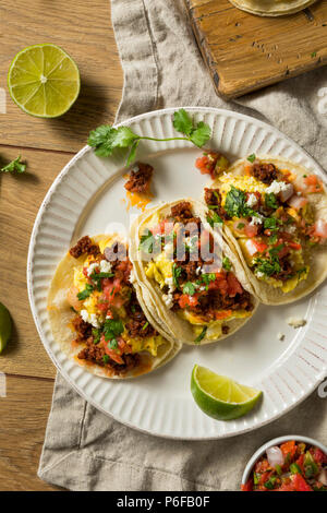 Hausgemachte Chorizo Frühstück Tacos mit PIco und Koriander Stockfoto