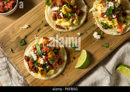 Hausgemachte Chorizo Frühstück Tacos mit PIco und Koriander Stockfoto