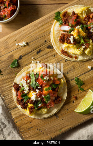 Hausgemachte Chorizo Frühstück Tacos mit PIco und Koriander Stockfoto