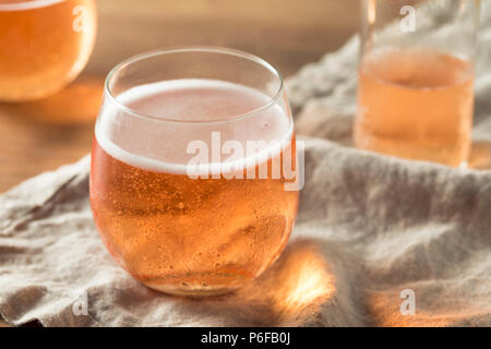 Alkoholfreien Sekt Rose Apfelwein in einem Glas Stockfoto