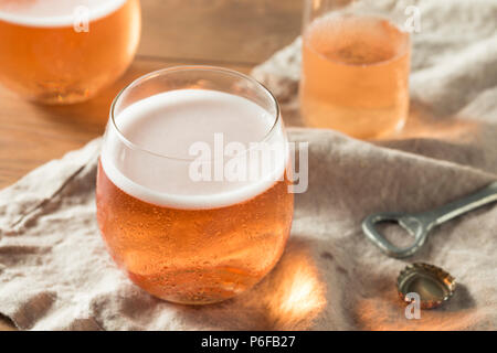 Alkoholfreien Sekt Rose Apfelwein in einem Glas Stockfoto