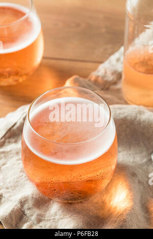 Alkoholfreien Sekt Rose Apfelwein in einem Glas Stockfoto
