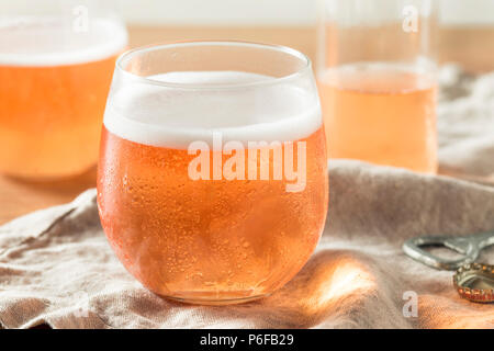 Alkoholfreien Sekt Rose Apfelwein in einem Glas Stockfoto