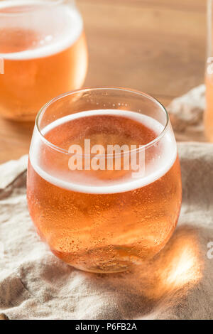 Alkoholfreien Sekt Rose Apfelwein in einem Glas Stockfoto