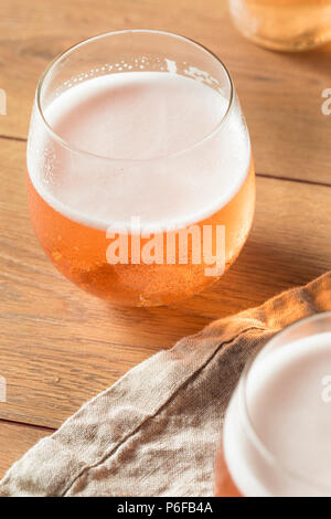 Alkoholfreien Sekt Rose Apfelwein in einem Glas Stockfoto
