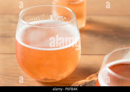 Alkoholfreien Sekt Rose Apfelwein in einem Glas Stockfoto