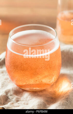 Alkoholfreien Sekt Rose Apfelwein in einem Glas Stockfoto