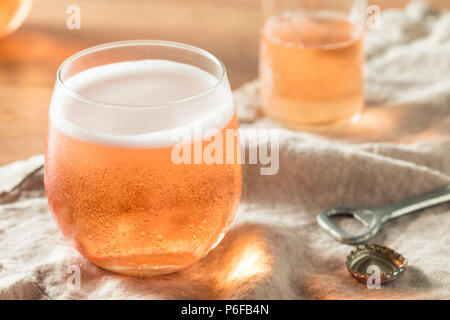 Alkoholfreien Sekt Rose Apfelwein in einem Glas Stockfoto
