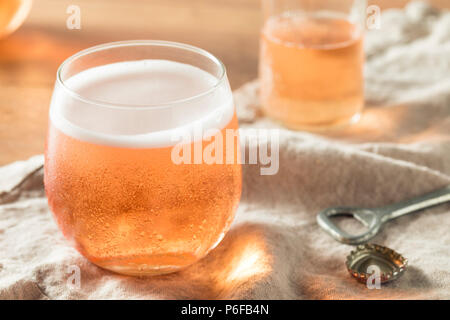 Alkoholfreien Sekt Rose Apfelwein in einem Glas Stockfoto